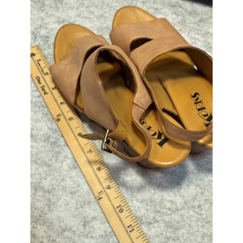 Korks tan sandels scrappy heel open toed Woman's size 7.5 comfort